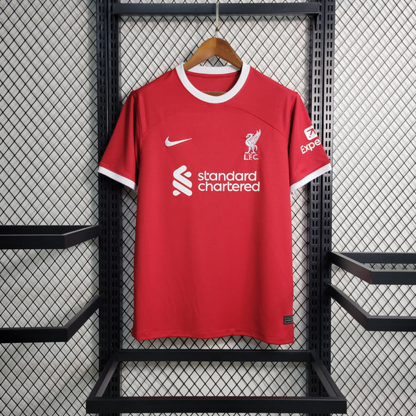 Camisa do Liverpool 23/24 Home Torcedor Masculino Nike Vermelha-salah-standard-chartered-coutinho